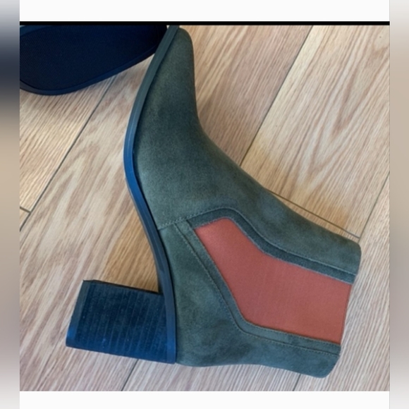 NWB LOGO BY LORI GOLDSTEIN COLL LOW SHAFT ITALIAN OLIVE ORANGE SUEDE BOOTS 9.5 - Picture 7 of 14